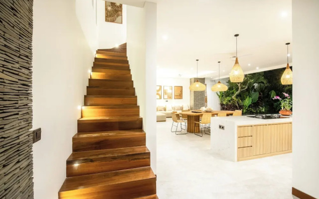 Coastal Elegance: 4BR Villa, 400m to Finns,