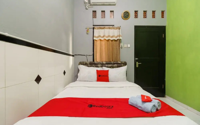 RedDoorz Syariah near Ciledug Station