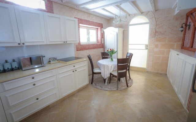 Western Wall Luxury House