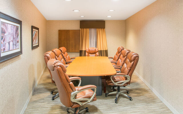 Holiday Inn Express Hotel & Suites Brattleboro by IHG