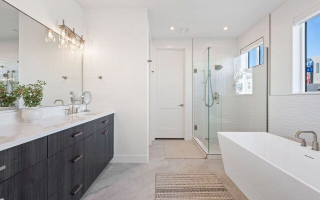 Hello Sunshine 6 Bedroom Home