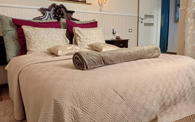 Urban Zen Den 2 Room Condo