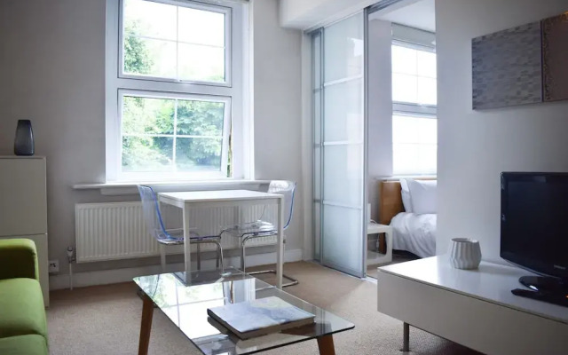 2 Bedroom Flat Near Tower Hill