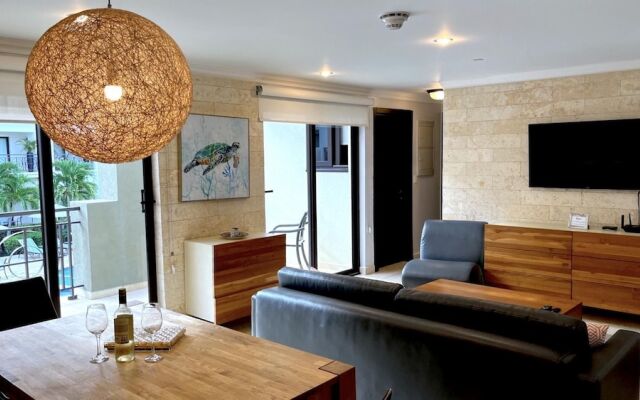 Unique 2BR Penthouse w Privaterooftop Palmbeach