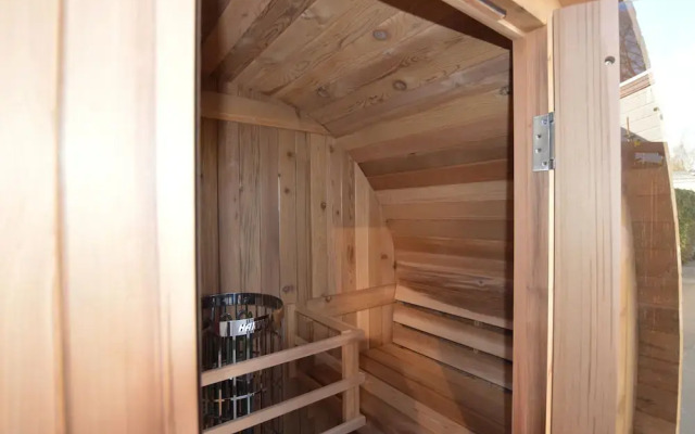 Lovely Holiday Home in Kaatsheuvel With Bubble Bath