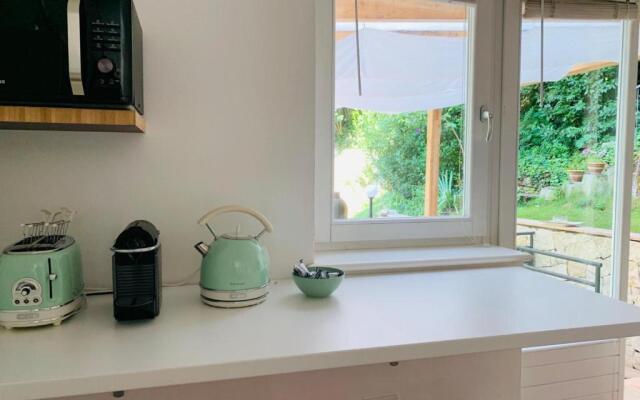 Appartamento con veranda, giardino e piscina