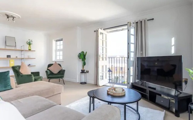 Spacious 3 Bedroom Apt With Parking