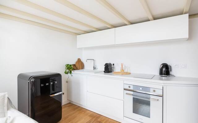 Bright and Cosy Studio in the Historical Heart of Bordeaux by GuestReady