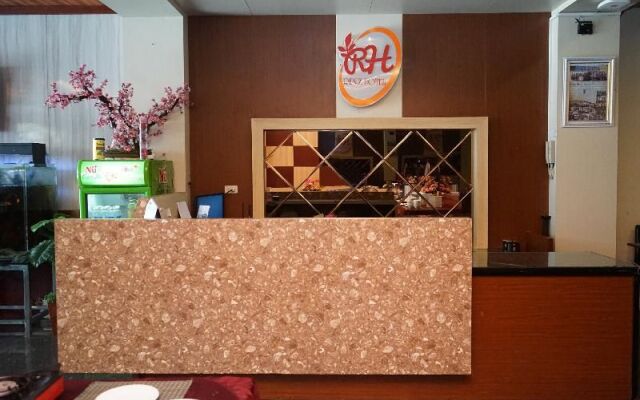 OYO 633 Ren'z Hotel