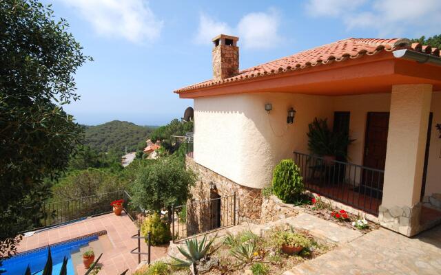 Serene Villa in Lloret de Mar with Private Swimming Pool