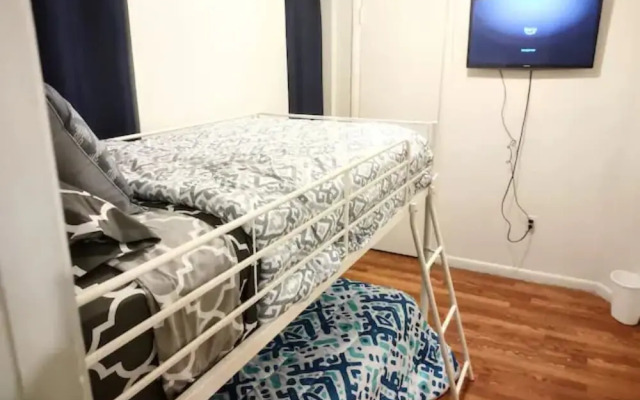 Room in Guest Room - Twin Bunk-style Bedroom Close to Downtown