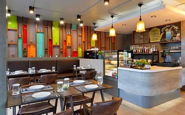 Amphawa Riverfront Hotel