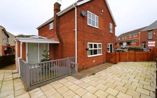 Spacious 6 Bedroom Family House