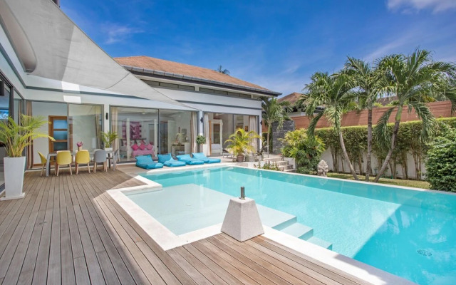 Modern 4BR Pool Villa Virginie Naiharn