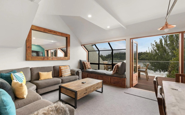 Lodges 6 - Lake views and close to town