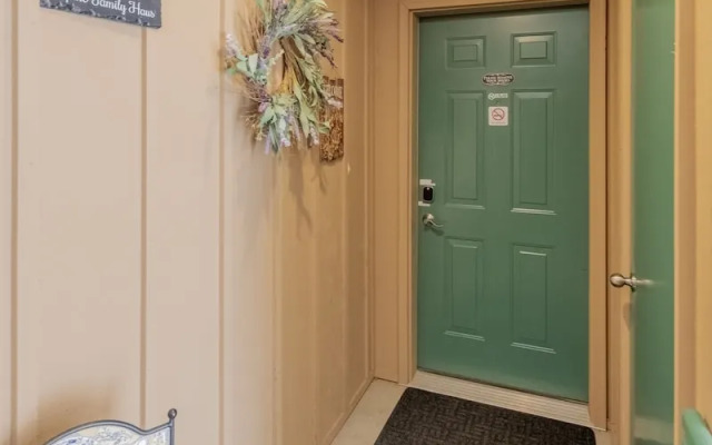 Alpine Family Haus 2 Bedroom Condo by NW Comfy Cabins by RedAwning