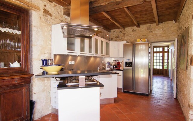 Warm Mansion with Swimming Pool in Sigoules France