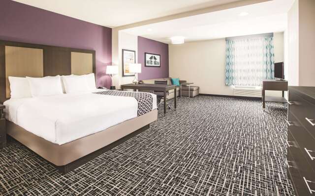 La Quinta Inn & Suites by Wyndham Dallas Plano - The Colony