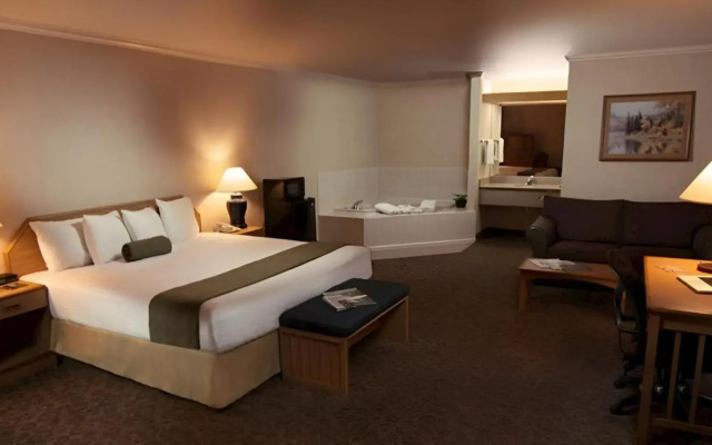 The Redwood Riverwalk, A Boutique Hotel