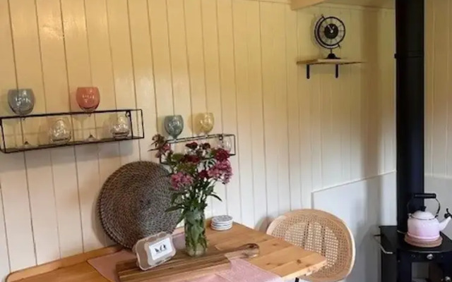 Shepherdshut-cotswolds-petfriendly-woodburner