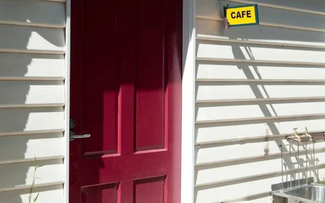 Lowena Cafe and Accommodation