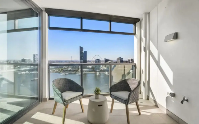 Stunning 2-bed Apartment With Water Views