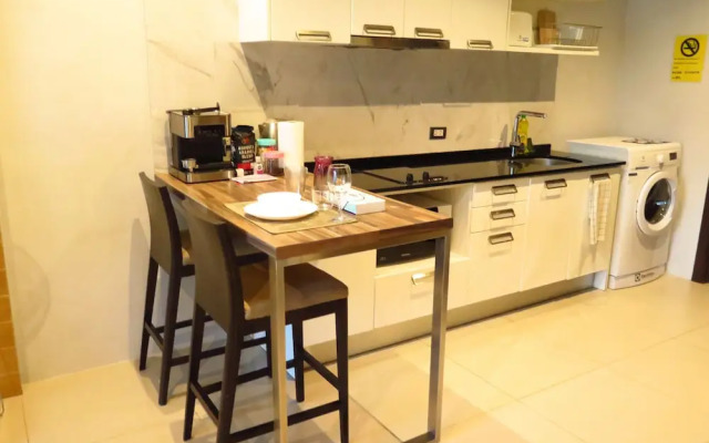 Pool Front Sexy Studio Fully Furnished Apartment