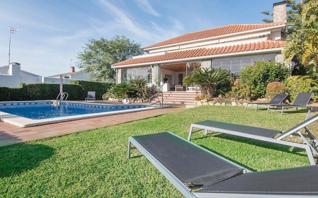 Gallery Villa 650M from the Beach (R81)