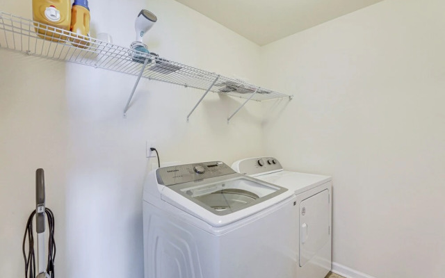 Pet-friendly Ladson Home: 23 Mi to Charleston!