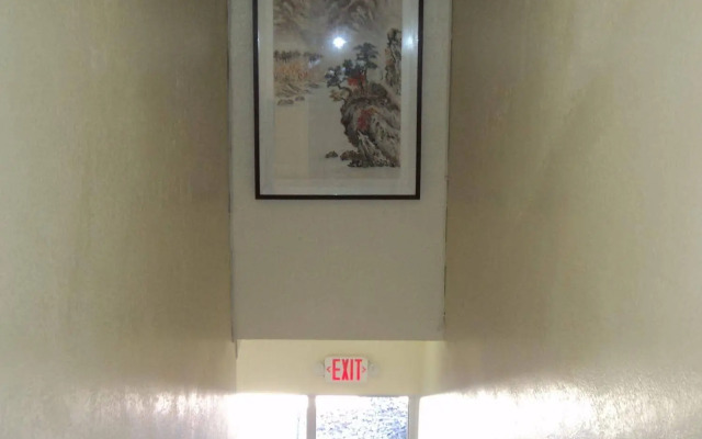 Traveler's Bed & Breakfast Hostel
