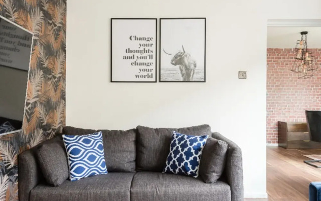 The Century Chalet - Contemporary 2bdr with Parking