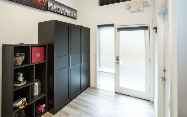 Modern Seattle Condo Sleeps 4
