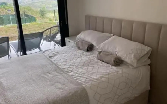 6 Guests - 3 Bedrooms - Private Garden - Pool
