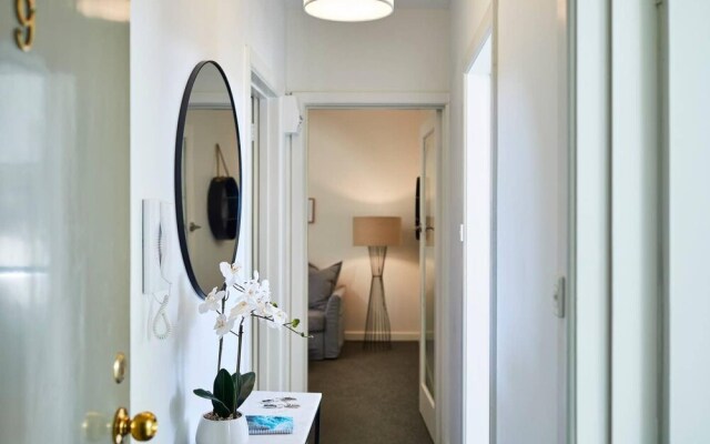 1 Bedroom Apt With Parking Stroll to Elwood Beach