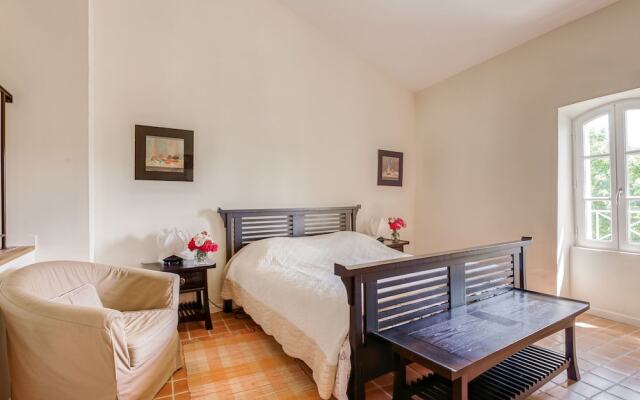 Quaint Holiday Home in Rustrel With Swimming Pool