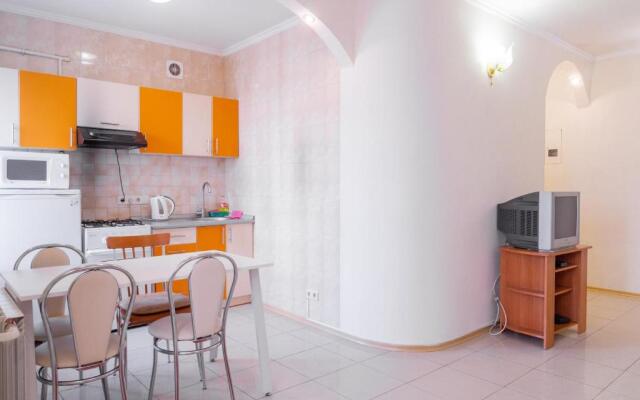 Apartment Triokhsviatytelskaya Street 3