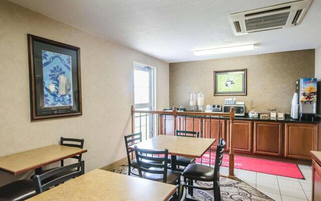Econo Lodge Inn & Suites Evansville