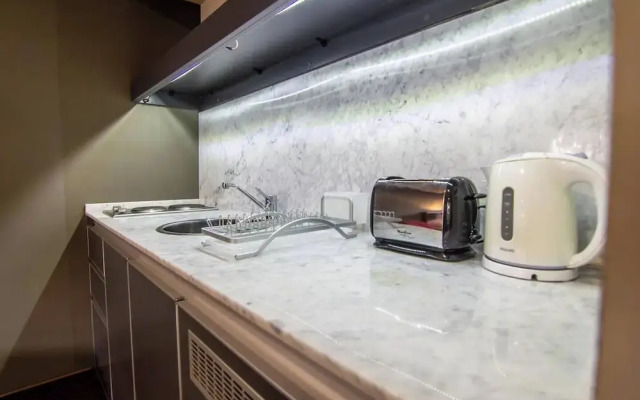 High End Spacious Studio in Soho T105