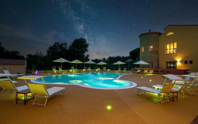 Hotel with swimming pool in Arbus