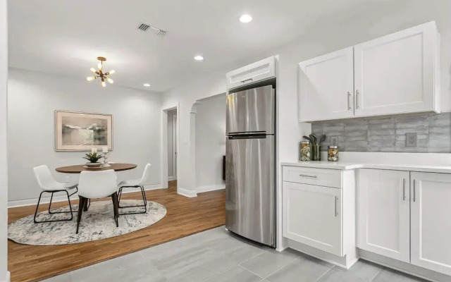 Pool House Oasis - Home for 6