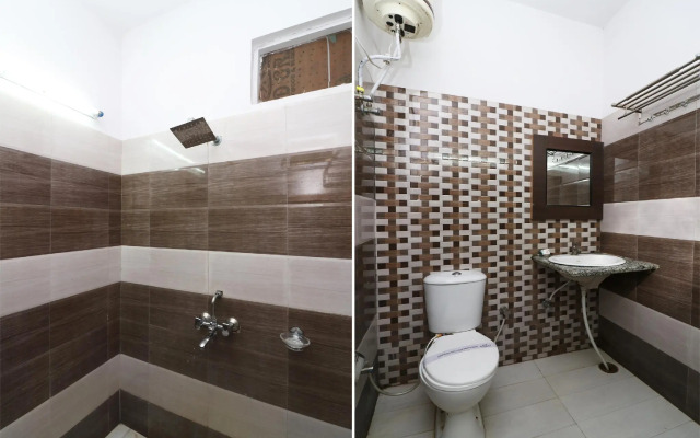 OYO 13005 The Park Roots