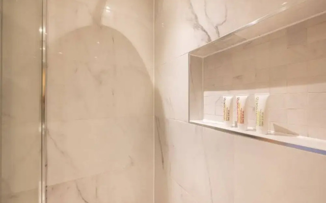 The Crystal Quarters - Modern & Bright 2BDR Apartment