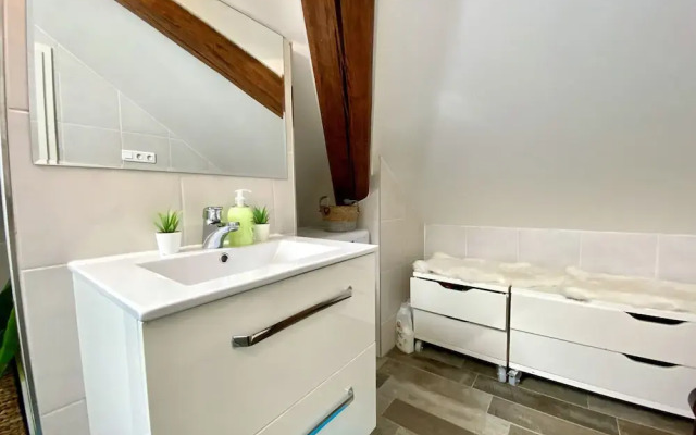 Beautiful 1BR Apt w View Historic Town