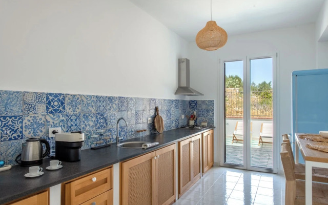 Sea Frame Design Apartments with Pool by Wonderful Italy