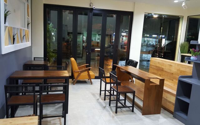 Double D Rooms & Cafe