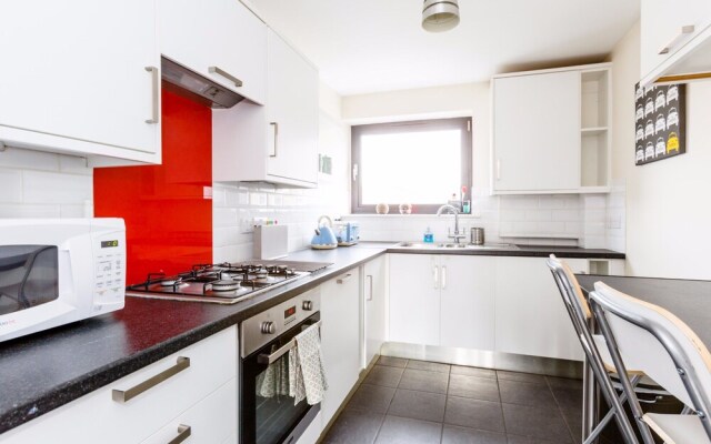 Central Flat in Londons Battersea Sleeps 6