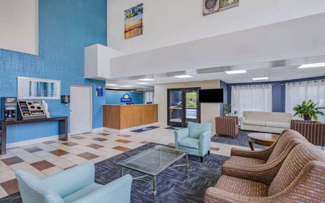 Days Inn & Suites by Wyndham Savannah Midtown