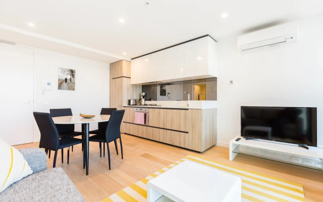 Tori, 1BDR Southbank Apartment
