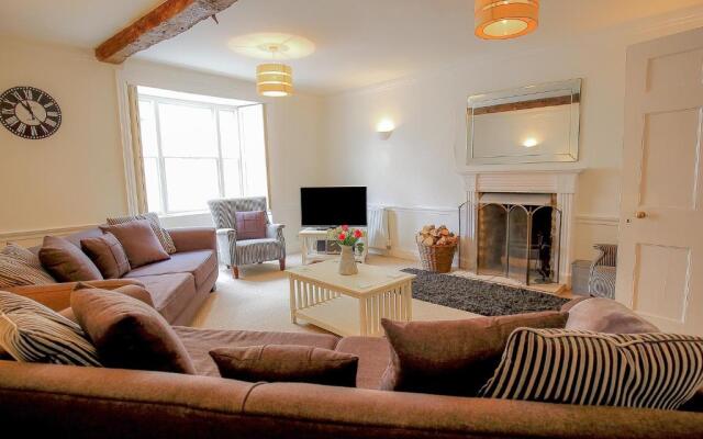 White Hart House, BURFORD