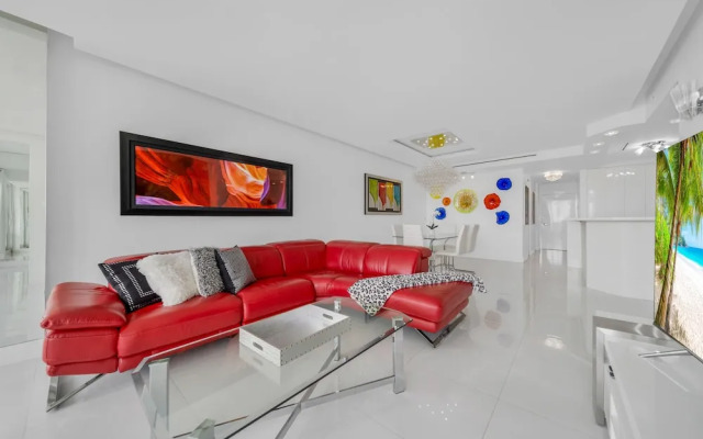 Modern and Bright Penthouse With Ocean View
